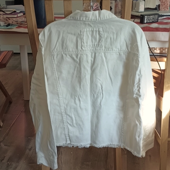 LEVI'S White Denim Raw Hem Slightly Cropped Lightweight Jacket - Picture 8 of 9